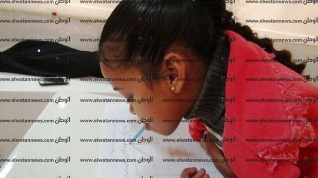 ألبومات الصور | «بسملة».. طفلة أسوانية تستخدم فمها في الكتابة والرسم (فيتشر مصور)