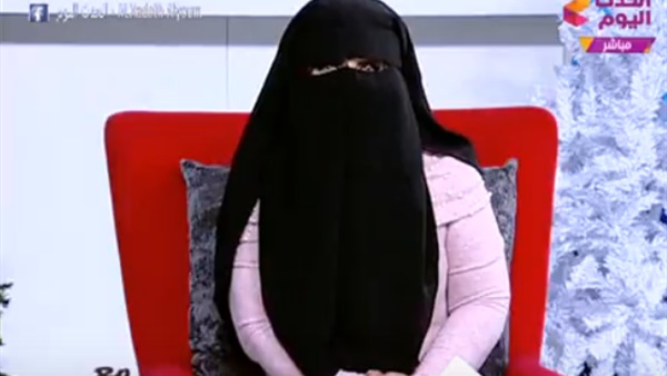مذيعة مصرية تفاجيء المشاهدين وتظهر على الهواء بـ'النقاب' (فيديو) (خبر)