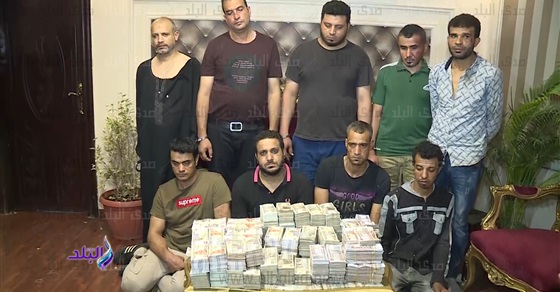 في أقل من 24 ساعة.. المتهمون بسرقة 14 مليون جنيه من سيارة نقل اموال في قبضة مأموريات من الأمن العام ومديريات أمن القاهرة والجيزة والقليوبية .. والتحريات: السائق هرب وترك الطاقم يغذي ماكينة بالأموال