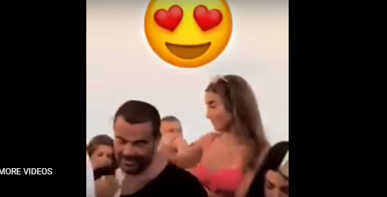 دينا الشربيني تتصرف بعفوية مع عمرو دياب على الشاطئ.. فيديو