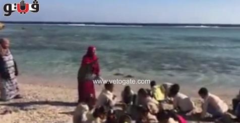 مدرسة تصطحب تلاميذها إلى شاطئ البحر لشرح «درس الطبيعة» (فيديو)