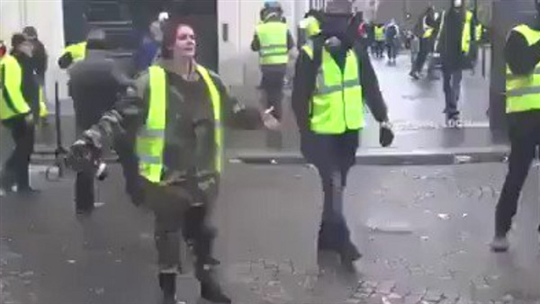 شرطية فرنسية تبكي بحرقة: تعالوا واقتلوني.. لا تخربوا باريس مثلما خرب العرب أوطانهم ( فيديو)
