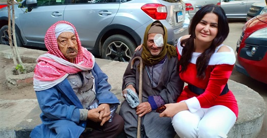 «دفيهم من البرد».. سما المصري توزع «كلاسين» في الشارع (فيديو وصور)