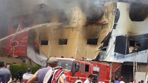 السيطرة على حريق هائل في 5 مصانع بشبرا الخيمة