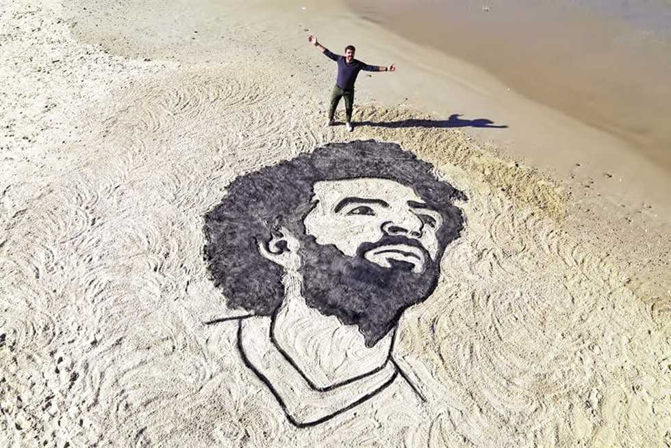 أسامة يرسم «مو صلاح» على شاطئ غزة: لأنه فخر العرب