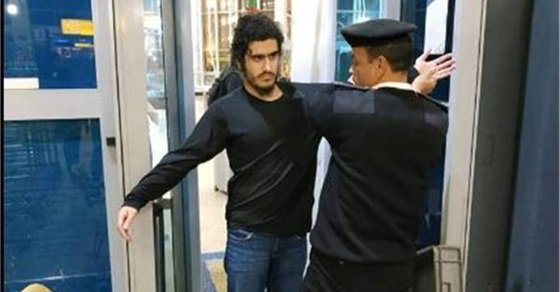 لحظة القبض على الداعشي عيسى الصباغ بمطار الأقصر .. فيديو