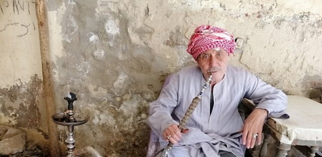«عم فاروق» يهرب من همومه بـ15 حجر معسل يومياً: 75 سنة صحة