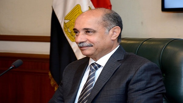 وزير الطيران يأمر بإزالة الكافتيريات المتواجدة أمام مطار القاهرة: لا تليق بمصر