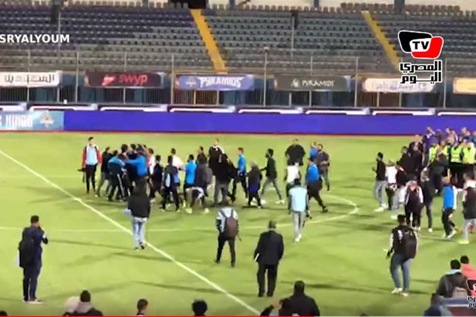لاعبو وإداري الزمالك يعتدون بالضرب على مصور «المصري اليوم» (فيديو)