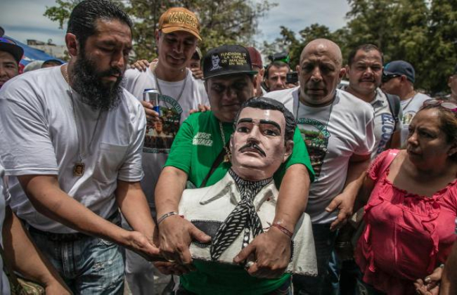 مكسيكيون يحيون الذكرى السنوية لوفاة "قديس تجار المخدرات"!
