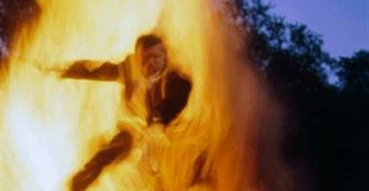 عامل يشعل النار في "عديله" بكفر الزيات