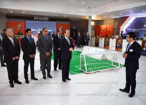 الرئيس السيسي يتسلم أول "بطاقة مشجع" في بطولة كأس الأمم الأفريقية