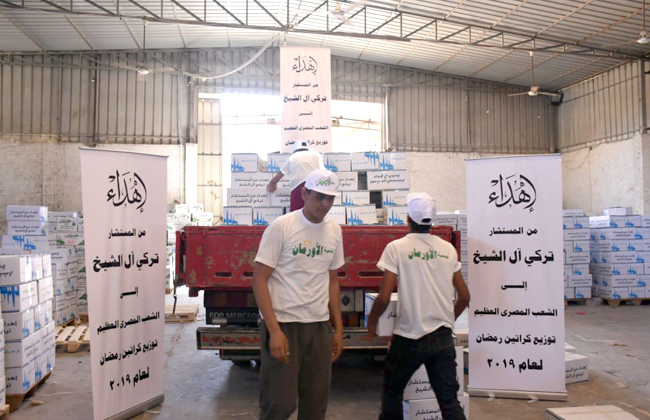 تركى آل الشيخ يهدي الشعب المصرى كراتين مواد غذائية | صور