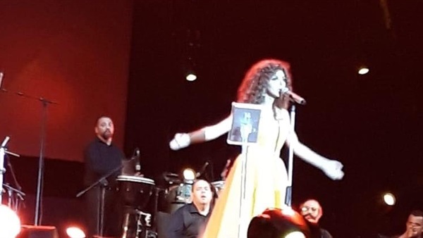 ميريام فارس تغني " إيه اللي بيحصل" باللهجة المصرية في موازين