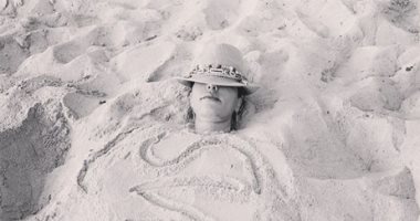 شمس الكويتية تنشر صورة صادمة لدفنها تحت الرمال: "جربت أموت قبل ما أموت"