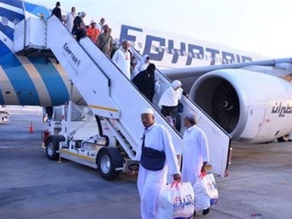 "مصر للطيران" تنقل 900 حاج على متن 7 رحلات