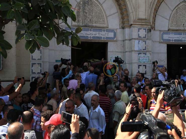 بالصور - وصول جثمان الفنان طلعت زكريا إلى مسجد العمري بالإسكندرية