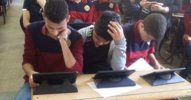 "التعليم" تبدأ تدريب طلاب الثانوى على الكتابة بالقلم الإلكترونى للتابلت
