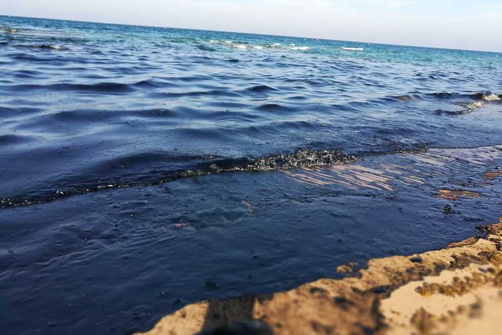 تلوث بترولي بالزيت الخام يغطي شاطئ الكورنيش برأس غارب