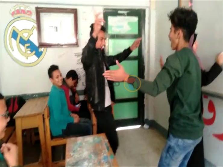 طلاب يرقصون خلف المعلمة داخل الفصل في كفر الشيخ.. و"التعليم" تصدر 3 قرارات
