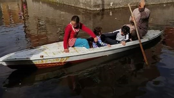 بسبب الأمطار.. أهالي "بلطيم" يستخدمون قوارب الصيد للتنقل (صور)