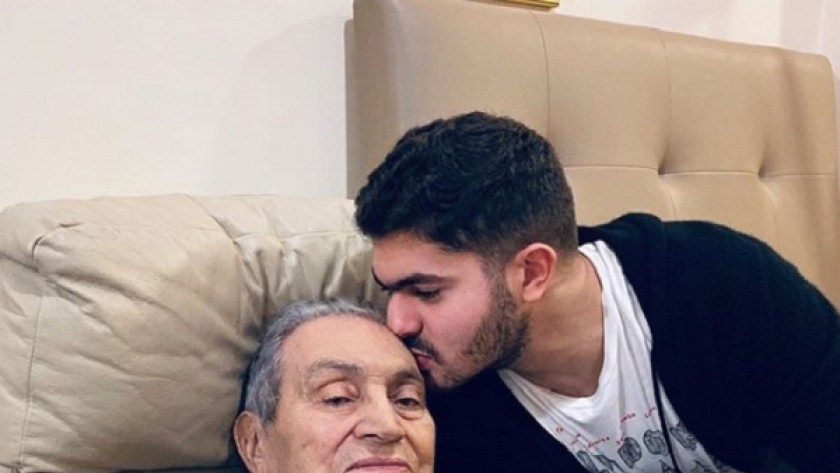 عمر علاء مبارك ينشر صورة له مع جده: كل الحب والتقدير