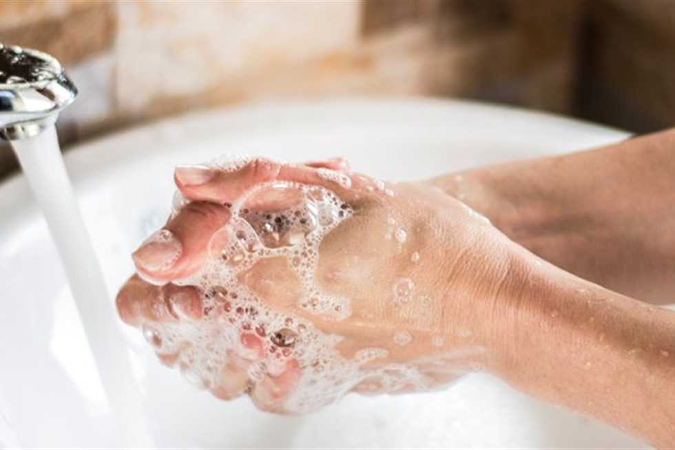 غسل اليدين دون تجفيفهما يزيد من فرص الإصابة بـ«كورونا».. ما الأسباب؟