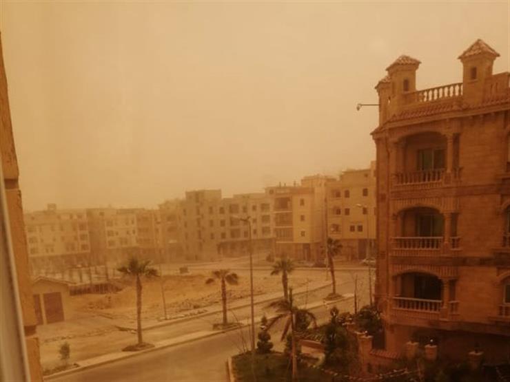 تصل لحد العاصفة.. بدء موجة الرمال والأتربة على القاهرة والجيزة