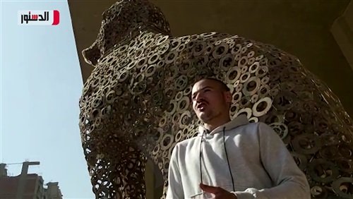 بـ4000 قطعة خردة.. شاب يصنع أكبر مجسم فرعونى فى الشرق الأوسط (فيديو)