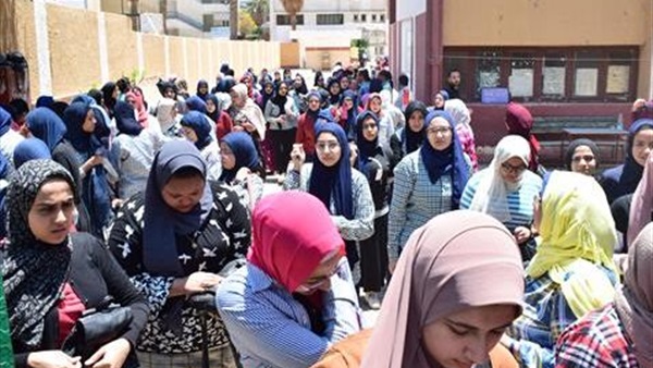 طبيب نفسي: "تعامل المصريين مع الثانوية العامة يجيب السكر والضغط"