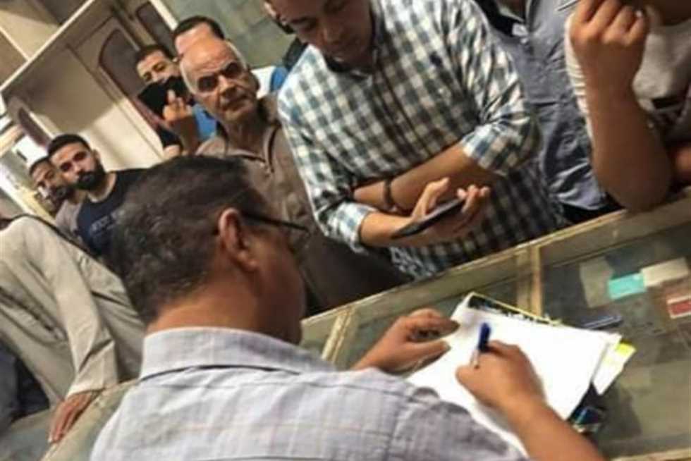 صيدلي يزعم اختراع علاج كورونا من خلطة أعشاب بالمنوفية.. و«الصحة» تتحفظ عليه (صور)