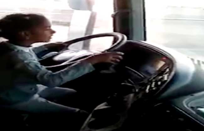 ضبط والد الطفلة صاحبة فيديو قيادة السيارة على فيسبوك