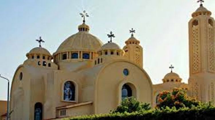 كنيسة مارجرجس بشبرا تًقيم القداس الإلهي بمناسبة فترة الخماسين
