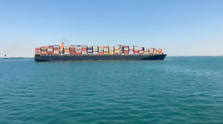 قناة السويس تنقذ سفينة حاويات جنحت بالقطاع الأوسط