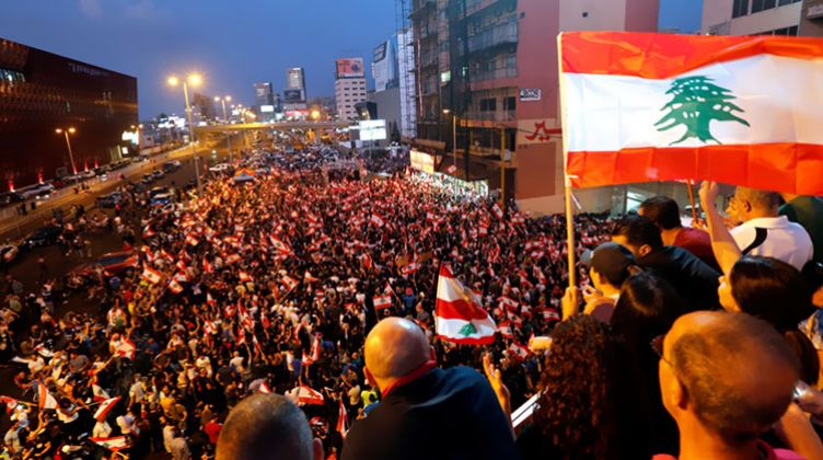 قطع طرق وأعمال عُنف في لبنان احتجاجًا على اعتذار الحريري