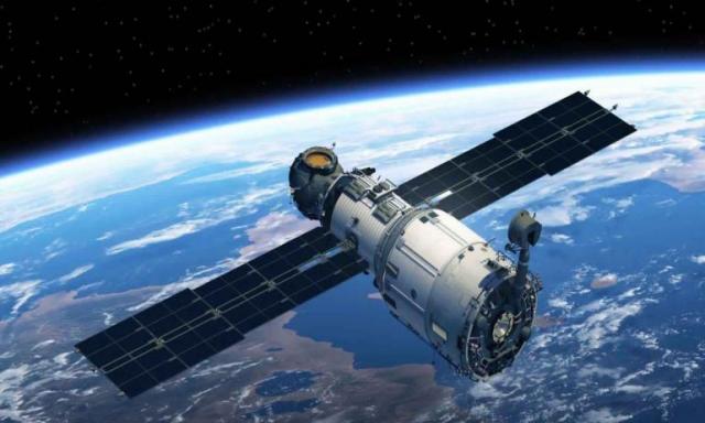 رئيس وكالة الفضاء يكشف موعد الانتهاء من مركز تجميع واختبار الأقمار الصناعية
