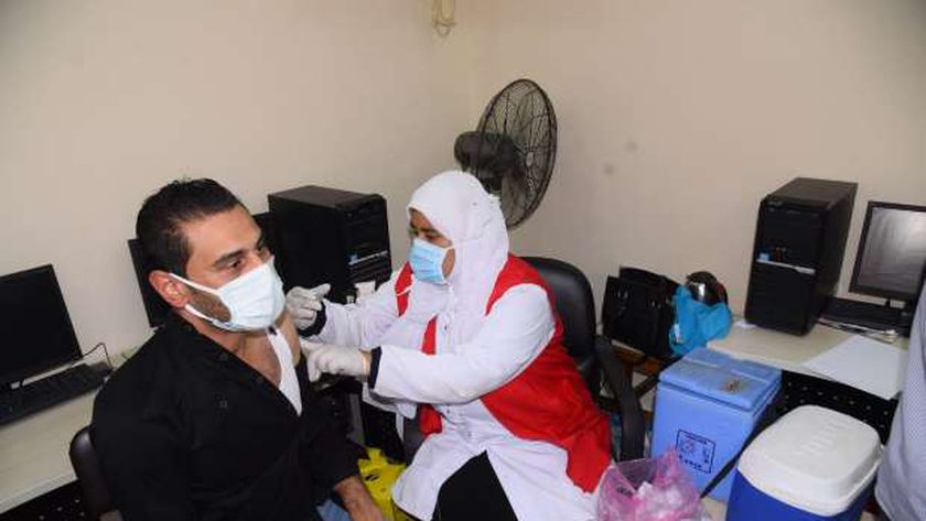 «الصحة» تحدد الفئات المسموح بحصولها على لقاح فايزر في مصر