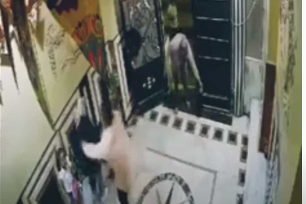 فيديو  عامل يضرب زوجته بـ الإسكندرية في مدخل عمارة.. و«الداخلية» تكشف الحقيقة