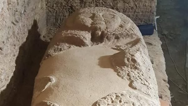 بعد كسره.. تفاصيل إعادة تجميع تابوت مقبرة كاكم بأسوان | صور