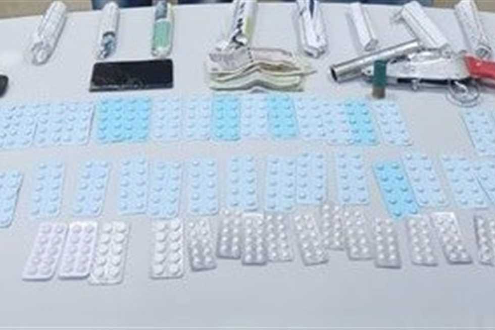 ضبط عاطلين متلبسين بمخدر الهيدرو وسلاح ناري في أسوان