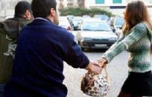 حبس عاطلين لاتهامهما بسرقة حقائب النساء في الجيزة