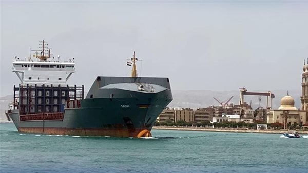 مصدر: استمرار الملاحة وعبور السفن في قناة السويس رغم الطقس المتقلب