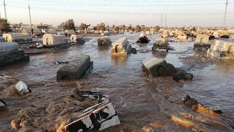 الجثامين خرجت من المقابر.. تحركات عاجلة بعد انهيار "حوض تبريد كهرباء أسيوط" (صور)