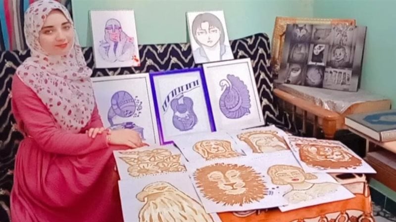 عبير ابنة طلخا، تعلمت الرسم من "السوشيال ميديا"، وتبدع بـ الرصاص والفحم و"القهوة"