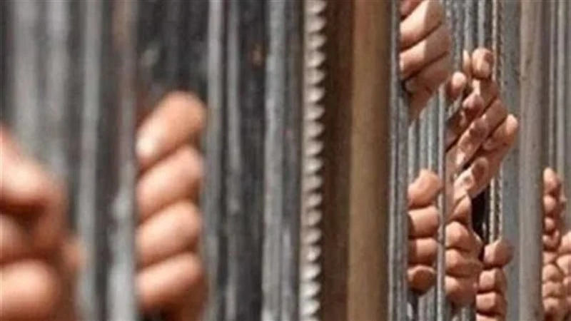 استمرار حبس عاطل بتهمة النصب على مواطنين أوهمهم بتوفيرعقود عمل لهم بالخارج