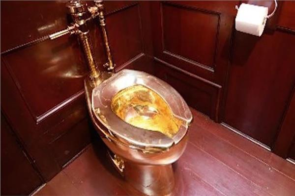 واقعة طريفة.. اتهام 4 بسرقة مرحاض ذهبي من قصر ملك بريطانيا