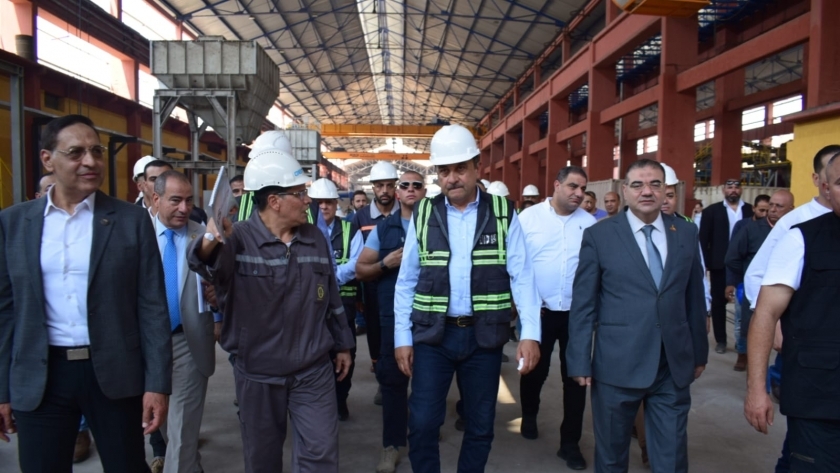 برلماني يطالب وزير قطاع الأعمال بإعادة فتح المصانع المغلقة بشبرا