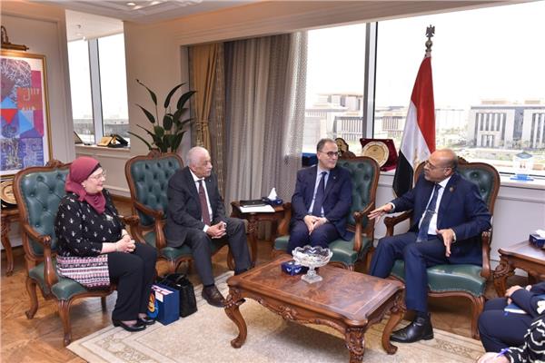 وزير العمل يلتقي وفدًا من «الجامعة الأمريكية» لصياغة بروتوكول تعاون