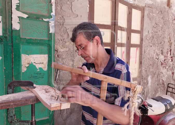 «لن تجدها إلا في دمياط».. صانعو الأثاث: «فن تفريغ الأخشاب أحد أسرار نجاحنا في أسواق الغرب»