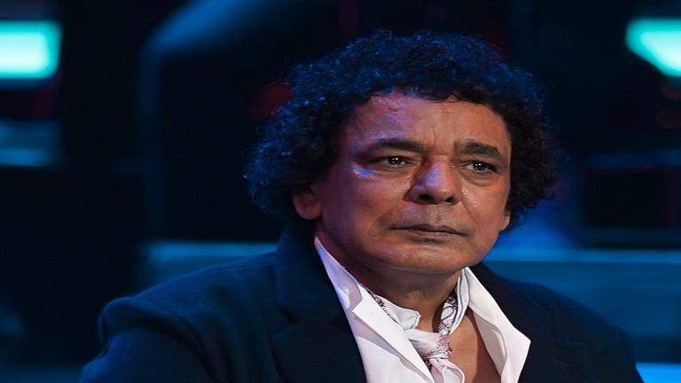 شعر بإرهاق.. أخر تطورات حالة محمد منير الصحية (خاص)